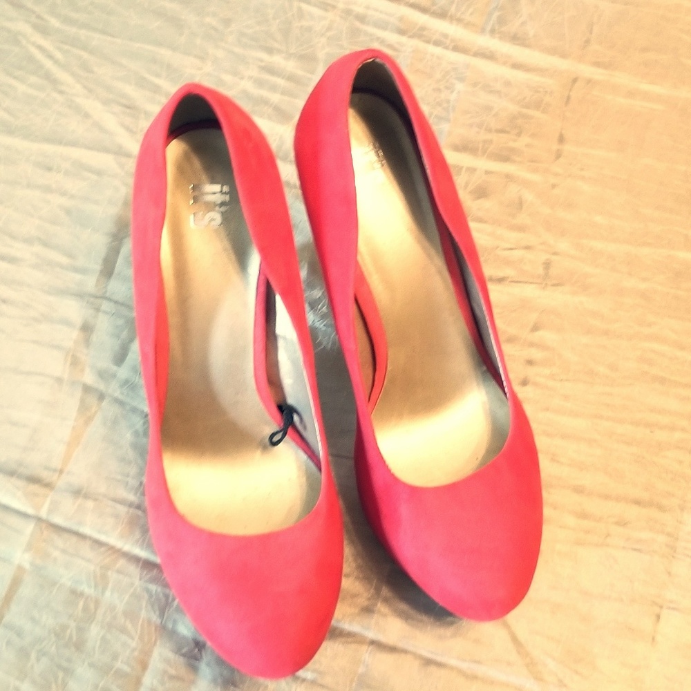 Peach pumps